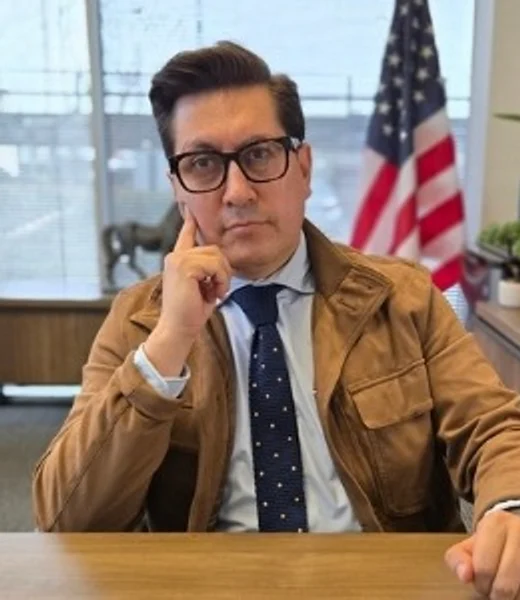 Dr. Benjamín Fiallos en su oficina